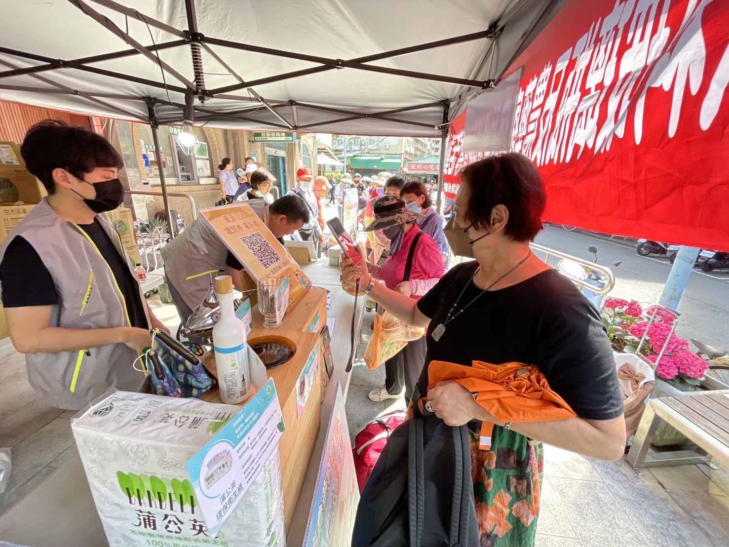 市民朋友只要攜帶10個廢農藥容器或指定資源回收物至現場，即可兌換水晶肥皂、洗手乳、洗碗精等限量生活好禮