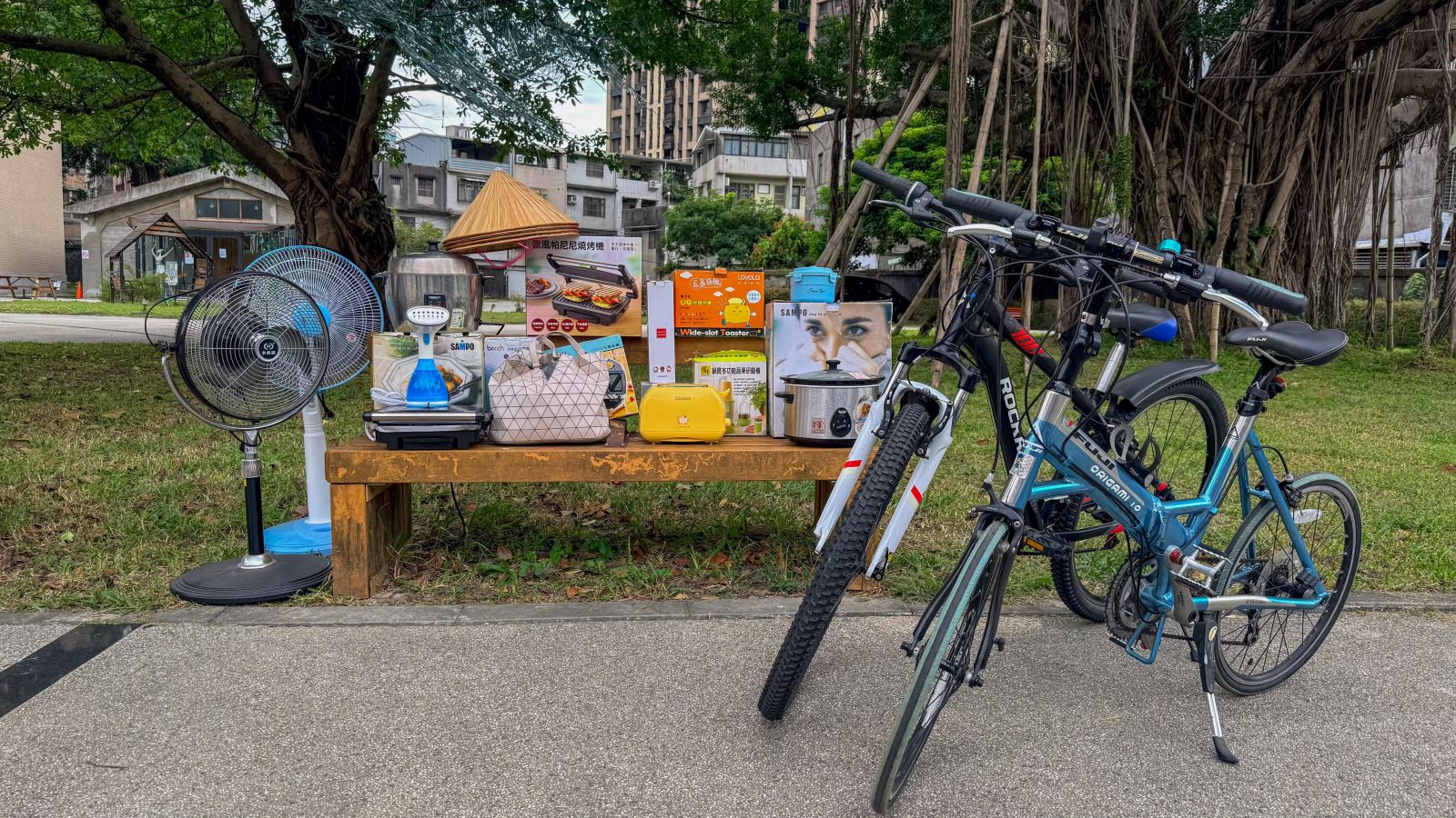 本次募集品項包含小家電、小家具、腳踏車、包包、玩具、書籍(不含期刊雜誌)及衣物 本次募集品項包含小家電、小家具、腳踏車、包包、玩具、書籍(不含期刊雜誌)及衣物