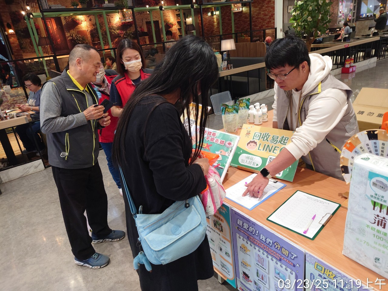 民眾只要攜帶指定資源回收物至現場,即可兌換限量水晶肥皂、洗手乳、洗碗精等實用環保生活好禮 民眾只要攜帶指定資源回收物至現場,即可兌換限量水晶肥皂、洗手乳、洗碗精等實用環保生活好禮