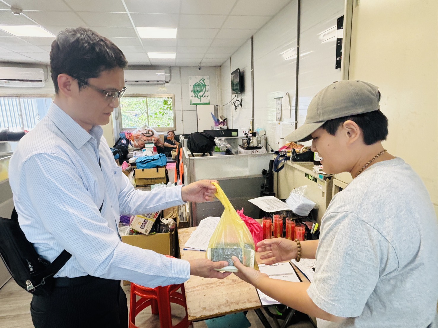 民眾於活動期間攜帶舊手機至全市 28 區清潔隊據點交付,並於活動網站完成登錄,即可獲得抽獎機會 民眾於活動期間攜帶舊手機至全市 28 區清潔隊據點交付,並於活動網站完成登錄,即可獲得抽獎機會