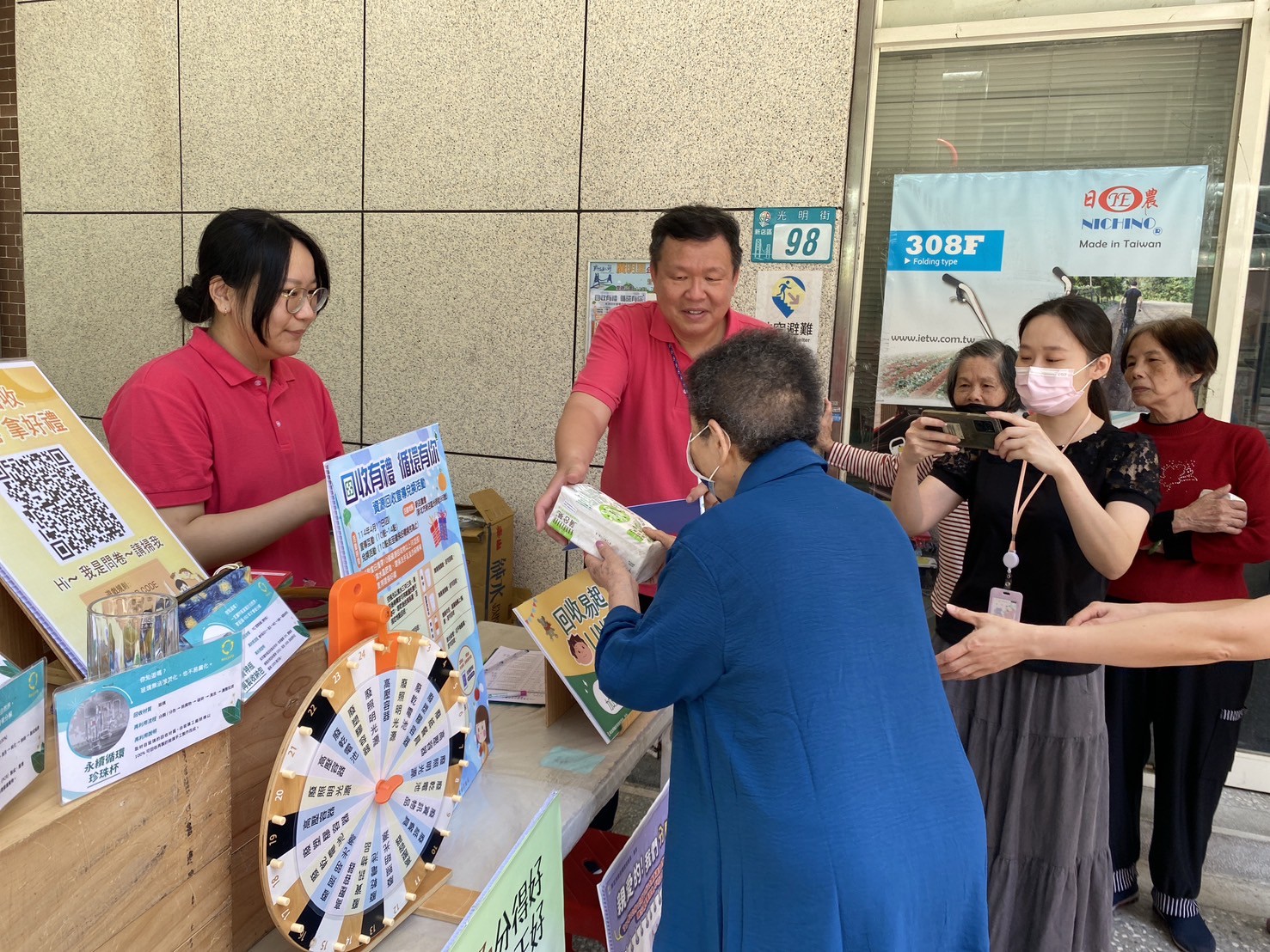 活動現場設有互動遊戲和知識問卷挑戰,歡迎市民朋友前來,透過輕鬆互動方式,從玩樂中認識回收知識,完成挑戰還可獲得環保衛生紙1包 活動現場設有互動遊戲和知識問卷挑戰,歡迎市民朋友前來,透過輕鬆互動方式,從玩樂中認識回收知識,完成挑戰還可獲得環保衛生紙1包